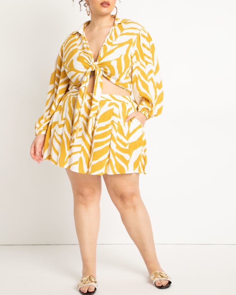 Front of a model wearing a size 22 Printed Coverup Swing Shorts in Animal Interrupted by ELOQUII. | dia_product_style_image_id:272948